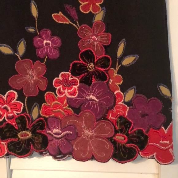 Black skirt with flower trim, size 6 - Picture 2 of 5